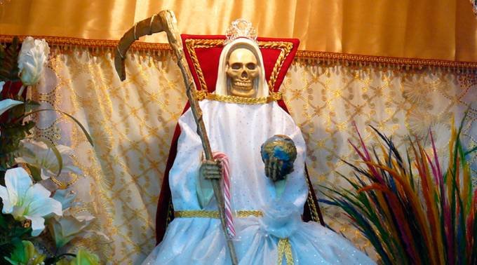 Un católico no puede dar culto a la Santa Muerte, según los expertos.