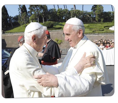 Benedicto XVI detrás de Francisco. Las verdaderas reformas