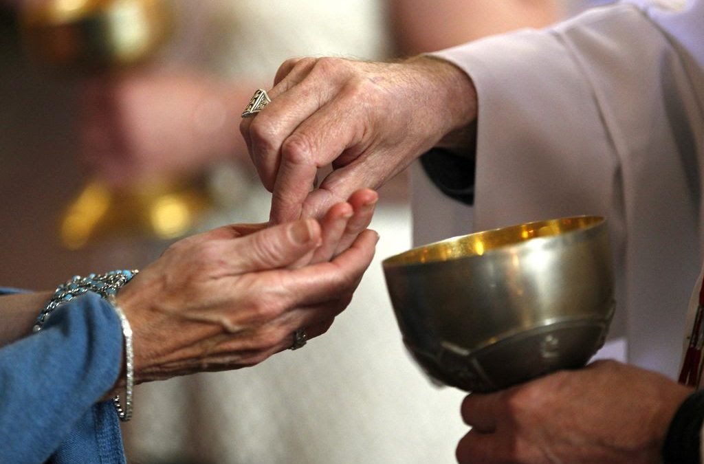 La Comunión en la Mano en la Iglesia Primitiva y en los Padres de la Iglesia