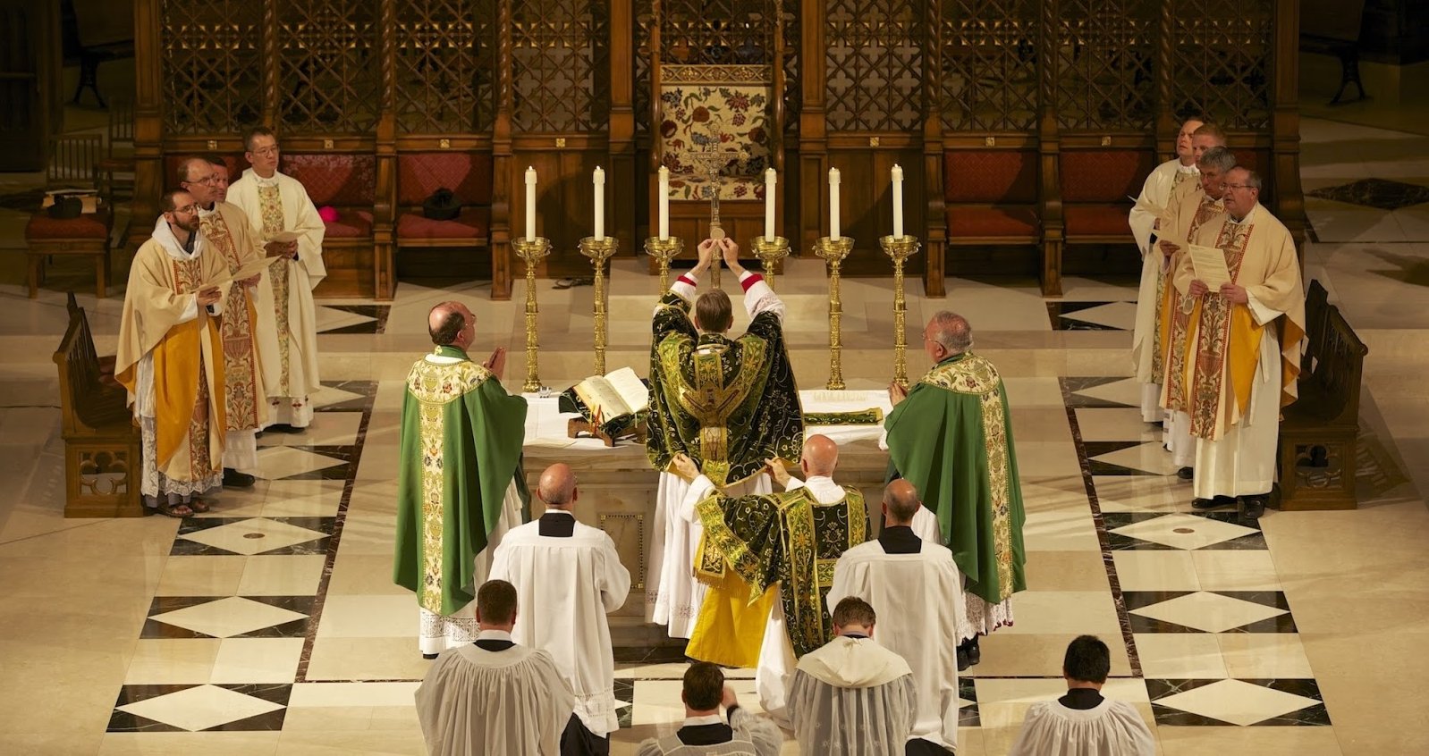 CARTA ABIERTA DE SACERDOTE A SACERDOTE: Por favor: Celebra la Eucaristía con amor