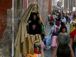 Continúan en México los sucesos vinculados a la Santa Muerte.