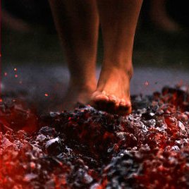 Varias personas sufren quemaduras tras caminar sobre carbones ardiendo en una “charla motivacional”.